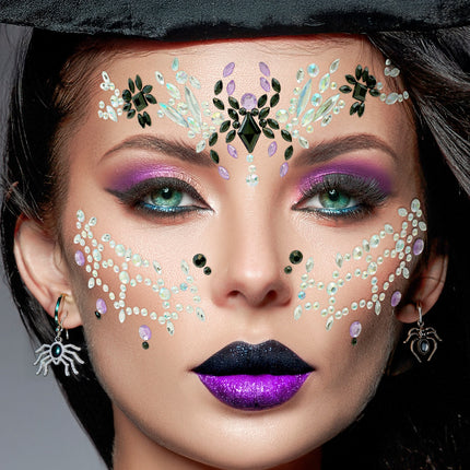 Gezichtsdecoratie spinnenweb Emma op het gezicht van een model met zwarte heksenhoed op Halloween