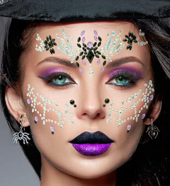 Gezichtsdecoratie spinnenweb Emma op het gezicht van een model met zwarte heksenhoed op Halloween