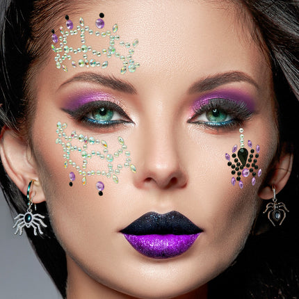 Gezichtsdecoratie spinnenweb en spin Evae op het gezicht bij paarse oogmake-up voor Halloween