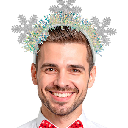 Glitter sneeuwvlokken haarband bij een wit hemd met rood strikje voor heren tijdens Kerst