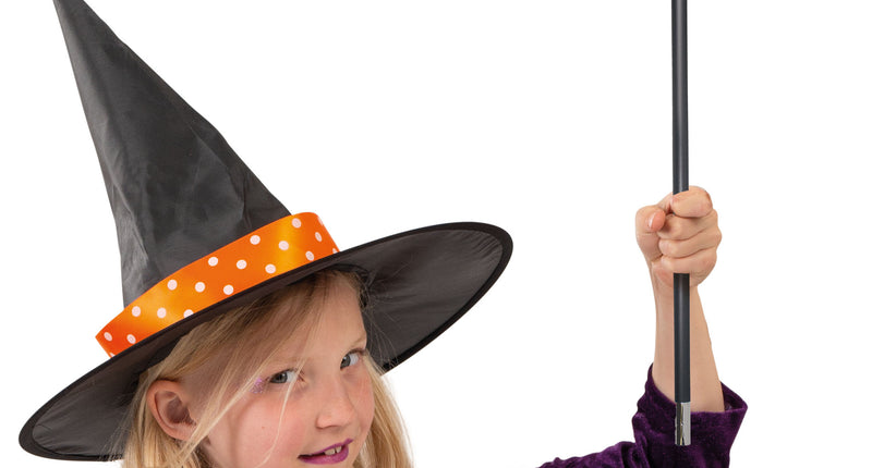 Goochelstok zwart met zilverkleurige uiteinden, omhoog gehouden bij een heksenhoed voor Halloween