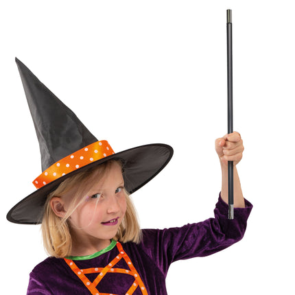 Goochelstok zwart met zilverkleurige uiteinden, omhoog gehouden bij een heksenhoed voor Halloween