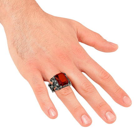 Gothic vampierring aan de vinger gedragen, brede zilverkleurige band met rode steen