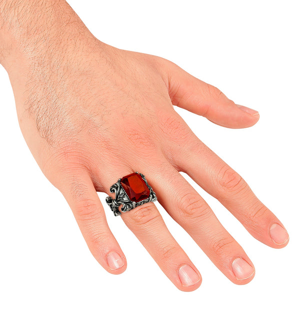 Gothic vampierring aan de vinger gedragen, brede zilverkleurige band met rode steen