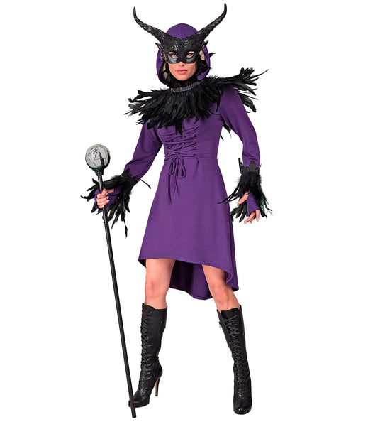 Gotische jurk met kap paars gedragen met zwarte verenkraag en hoornmasker voor Halloween