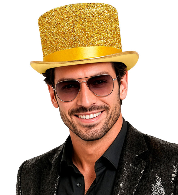 Gouden glitter hoge hoed op het hoofd van een man met glitterjasje voor een gala