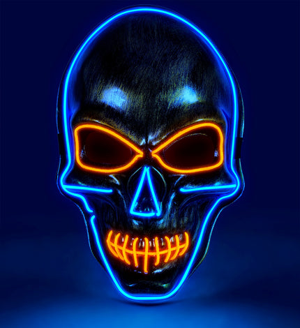 Gouden schedel masker met gekleurd ledlicht, blauwe omtrek en oranje ogen en gebit in het donker