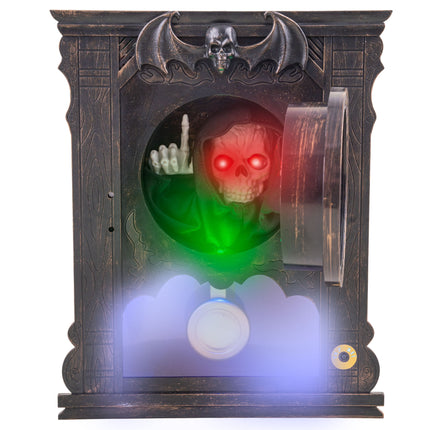 Griezelige klok animatronic met gekapt skelet en rood oplichtende ogen in groen schijnsel