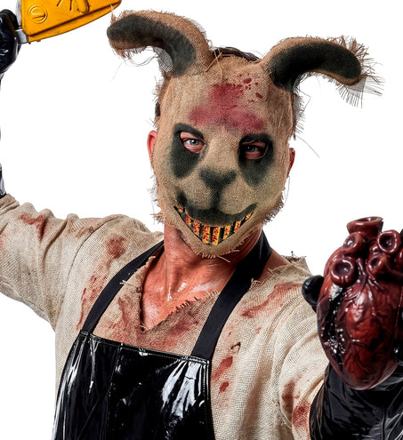 Grijnzend konijnenmasker met geel-rode tanden bij een bloederige horror-outfit