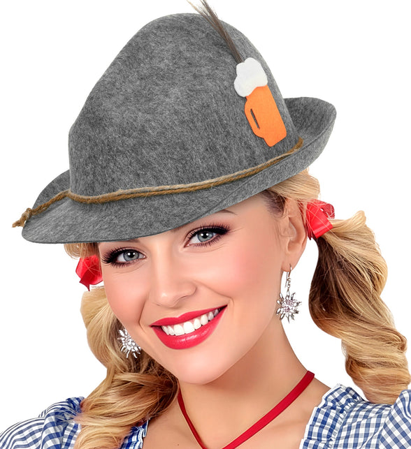 Grijze tiroler hoed met oranje bierpul op dame met vlechten, Beierse Oktoberfestlook