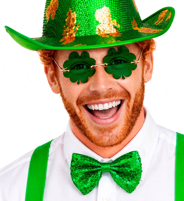 Groen paillettenstrikje op wit hemd bij heren voor St. Patrick's Day