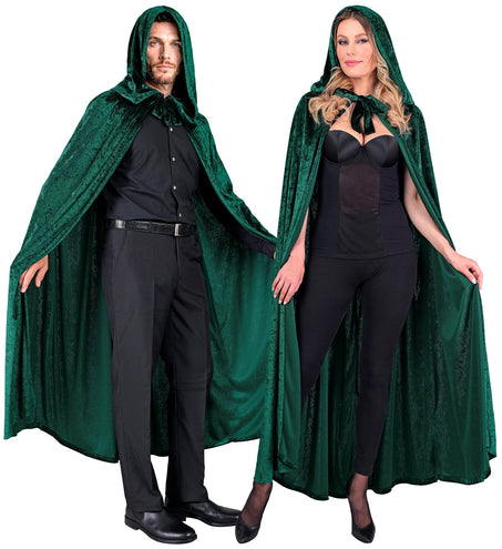 Groene cape met kap over zwarte kleding, met fluwelen strikband in de hals