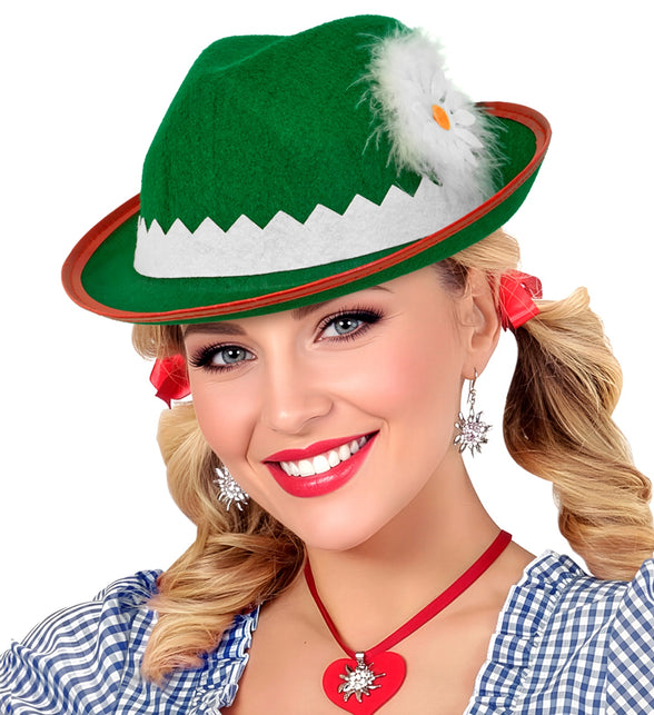 Groene tiroler hoed met bloem gedragen door dame bij geruite blouse op een bierfeest