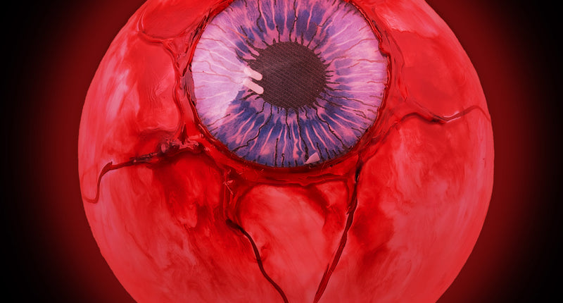 Grote borrelende oogbol met rood oplichtende bol en blauwpaarse iris voor Halloween