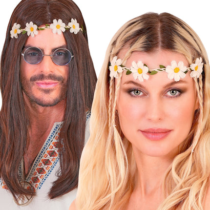 Haarband bloemen wit gedragen door dame en heer bij een hippie-outfit