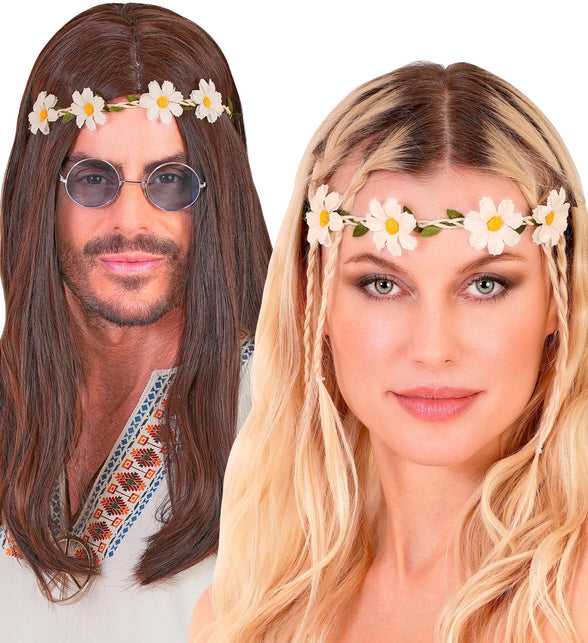 Haarband bloemen wit gedragen door dame en heer bij een hippie-outfit