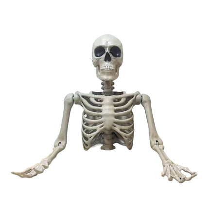 Half skelet 104 cm in botkleur met schedel, open ribbenkast en uitgestrekte armen als halloweendecoratie