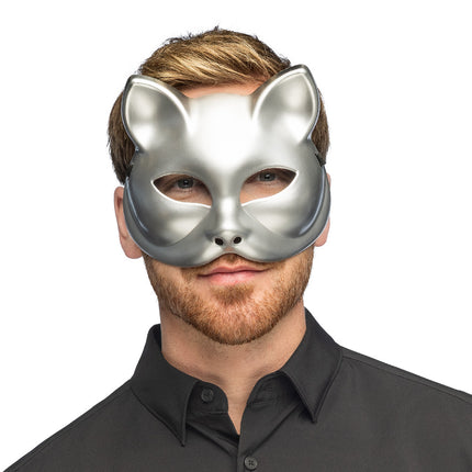 Halfmasker kitty zilver gedragen op het gezicht, bedekt ogen, neus en wangen tijdens een gemaskerd bal