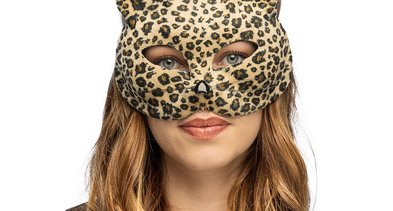Halfmasker luipaard Feline met kattenoren en snorharen, gedragen door dame op themafeest