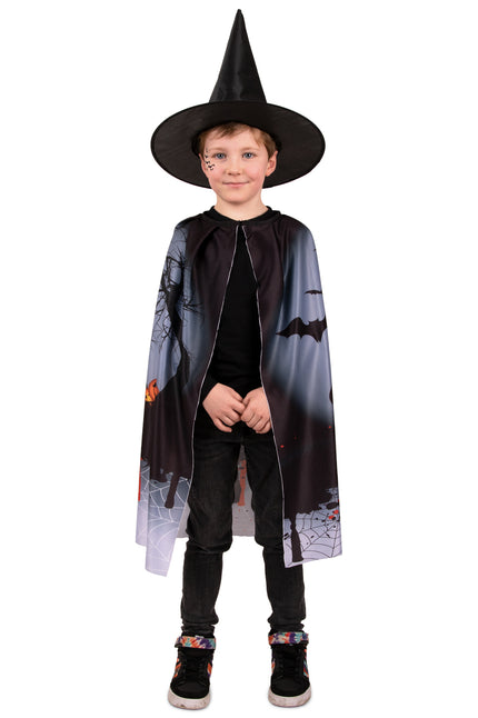 Halloween cape met heksenhoed op kind, cape met vleermuizen en pompoenen voor Halloween