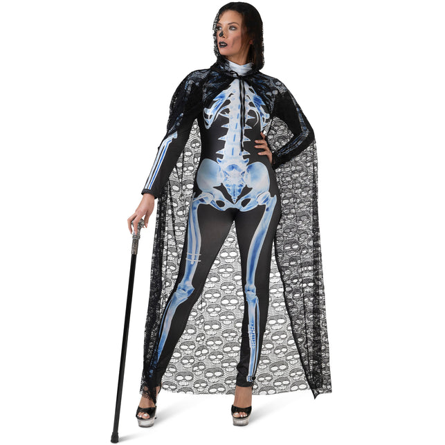 Halloween cape schedels kant in zwart kant met kap, gedragen over een skeletcatsuit
