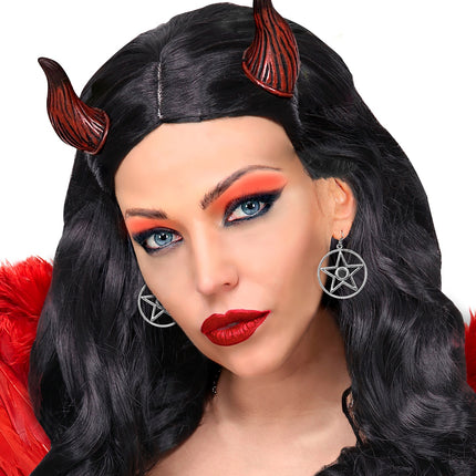 Halloween oorbellen met steen gedragen bij een duivelinnenlook met zwart haar