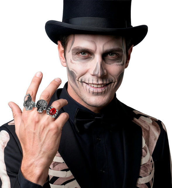 Halloween ringen heren bij skeletschmink en hoge hoed, drie ringen op één hand