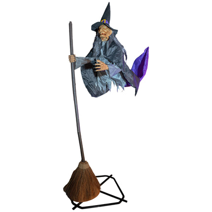 Halloweendecoratie vliegende heks op bezemsteel, zittend boven het voetstuk met wapperende paarse doek