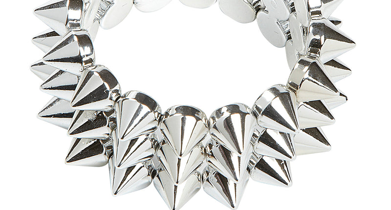 Halsband en armband met spijkers in zilver, armband met kegelvormige punten en halsband met kettinkje