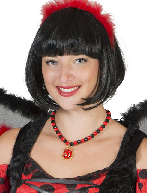 Halsketting lieveheersbeestje gedragen door dame bij een rood-zwarte verkleedoutfit