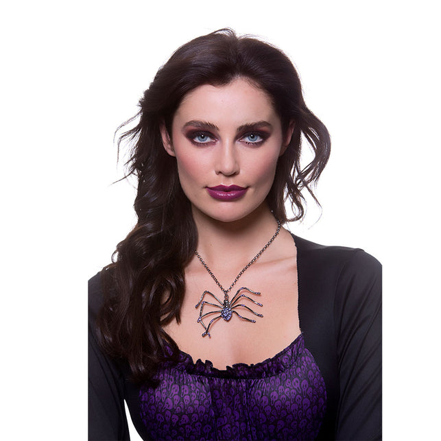 Halsketting met spin gedragen bij een paars-zwarte Halloween-outfit, spinhanger met lila steentjes