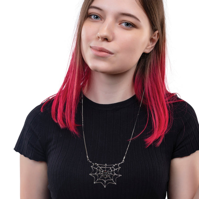 Halsketting spinnenweb gedragen op zwart shirt, web valt open op de borst voor een halloweenlook