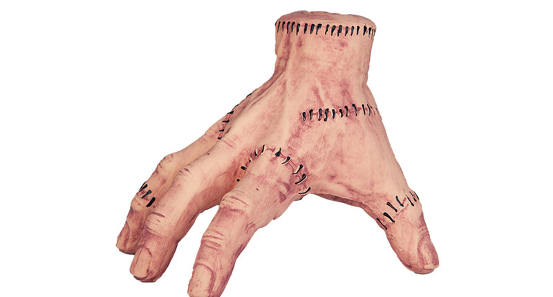Hand Thing met gehechte wonden van latex, staand op gekromde vingers met holle pols, halloweendecoratie