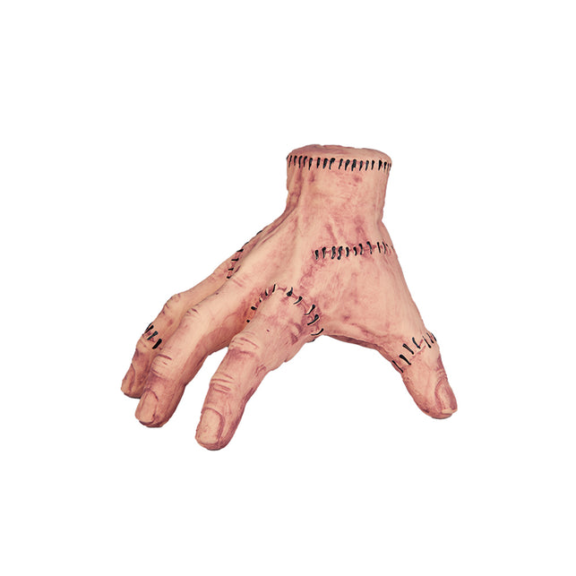 Hand Thing met gehechte wonden van latex, staand op gekromde vingers met holle pols, halloweendecoratie