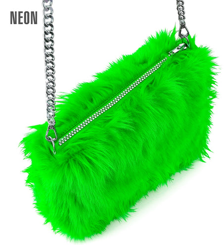 Handtas neon groen van lang pluche met zilverkleurige schakelketting en rits over de bovenkant