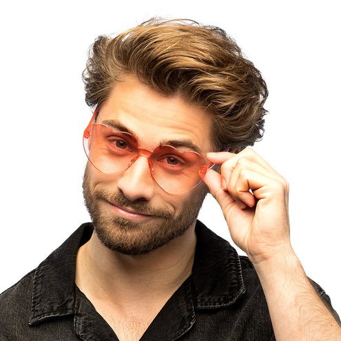 Hartjesbril rood met randloze glazen op een man met zwart overhemd, klaar voor een festival
