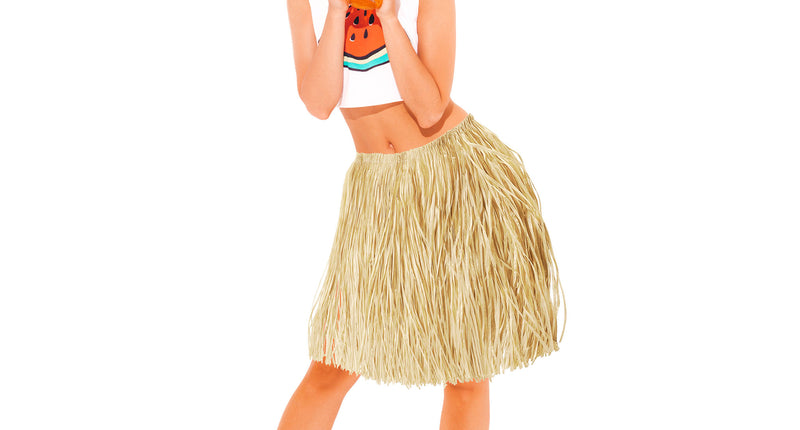 Hawaii rok naturel van raffia met franjes tot op de knie, gedragen op een tropisch themafeest