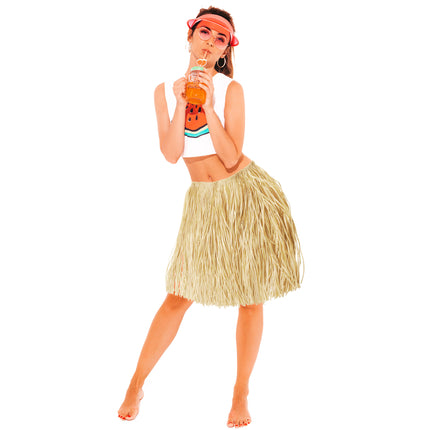 Hawaii rok naturel van raffia met franjes tot op de knie, gedragen op een tropisch themafeest