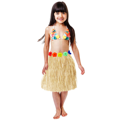 Hawaii rokje van naturel raffia met rij gekleurde bloemen op de taille, gedragen door een meisje