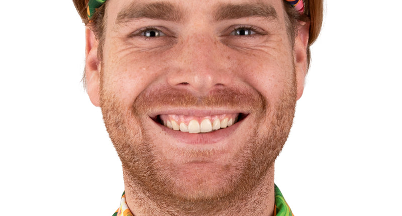 Hawaii zakdoek oranje met toekans en ananassen, als hoofdband geknoopt op een hawaiifeest