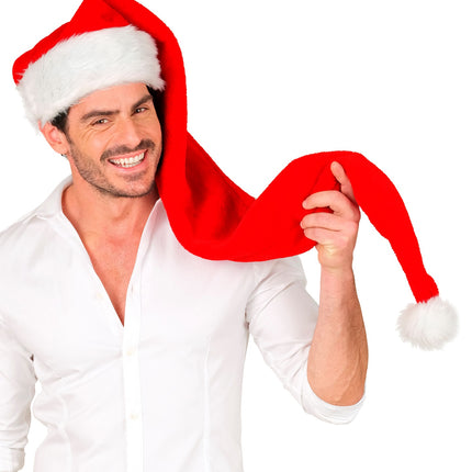 Heer met rode kerstmuts met witte bontrand die de lange punt met pompon vasthoudt