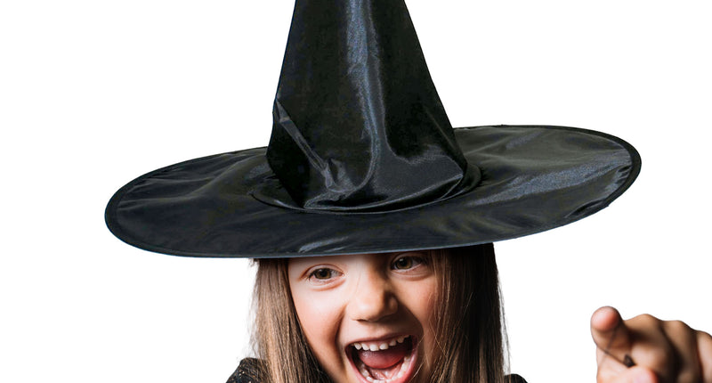 Heksenhoed voor kind, zwarte puntige hoed met brede rand, gedragen door een meisje voor Halloween