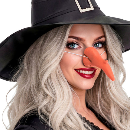 Heksenneus met wrat Gretha op wit elastiek, gedragen bij blonde pruik en zwarte heksenhoed