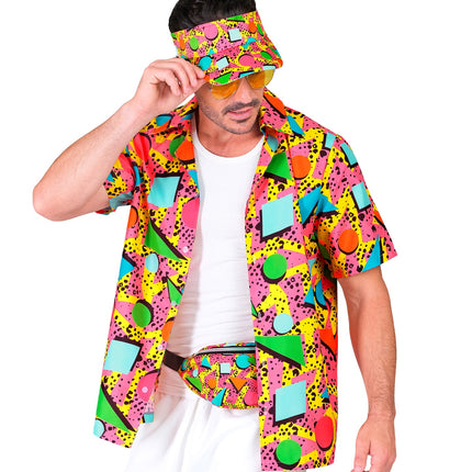 Heren met jaren 80 zonneklep en heuptas met metalen rits, felle geometrische print