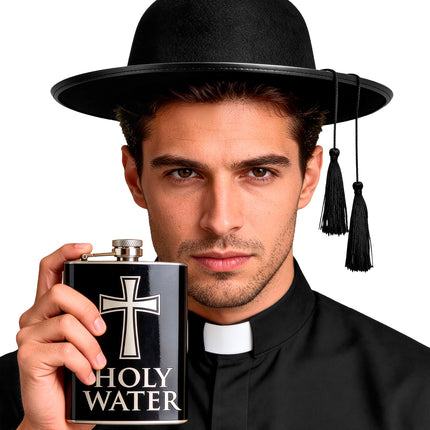Heupfles Holy Water in de hand bij een zwarte priesterlook met witte boord