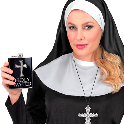 Heupfles Holy Water zwart met zilveren kruis, gedragen bij een nonnenoutfit dames