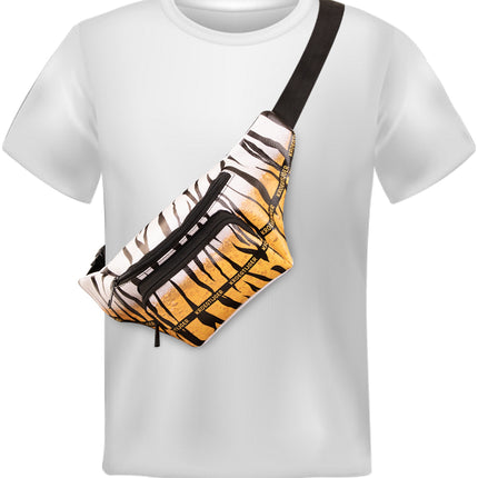 Heuptasje tijgerprint Kroegtijger schuin over een wit T-shirt gedragen