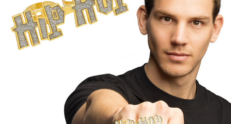 Hiphop ring goud met glitterletters HIP HOP over twee vingers van een vuist, voor een foute party