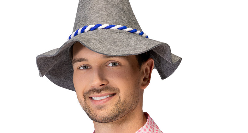 Hoed Beieren op het hoofd van een man, grijze vilthoed met blauw-wit koord voor Oktoberfest