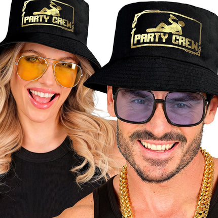 Hoed bucket party crew gedragen door dame en heer op een feest